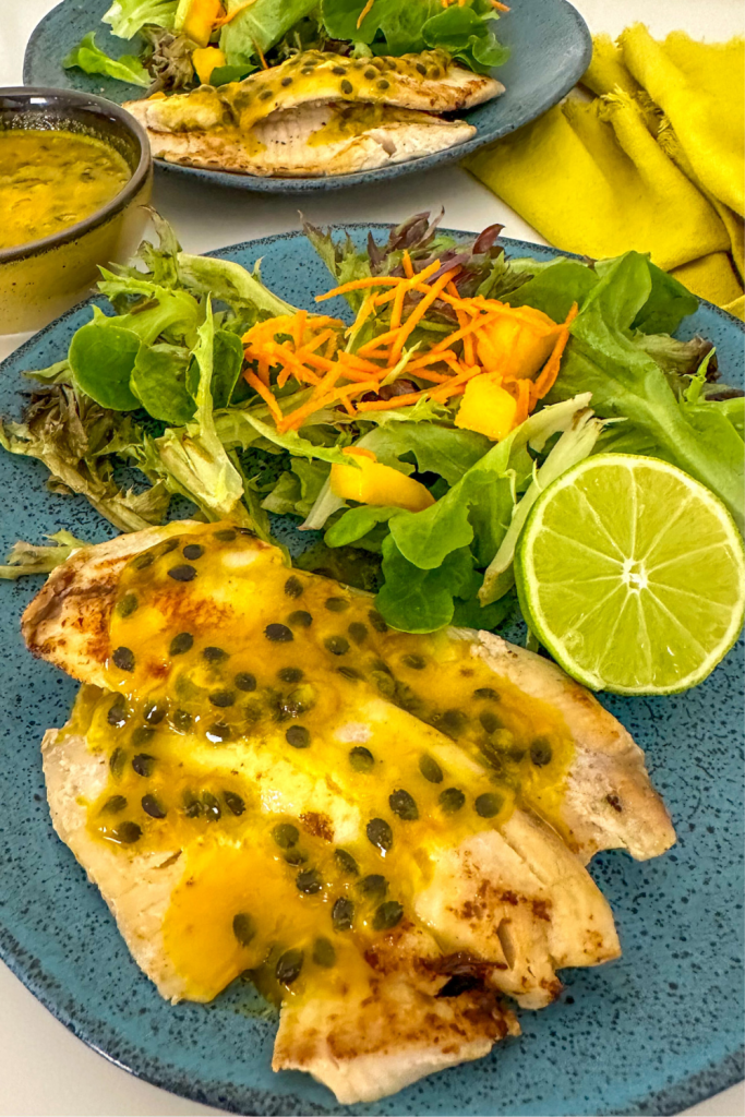 tilápia servida com molho de maracujá e salada