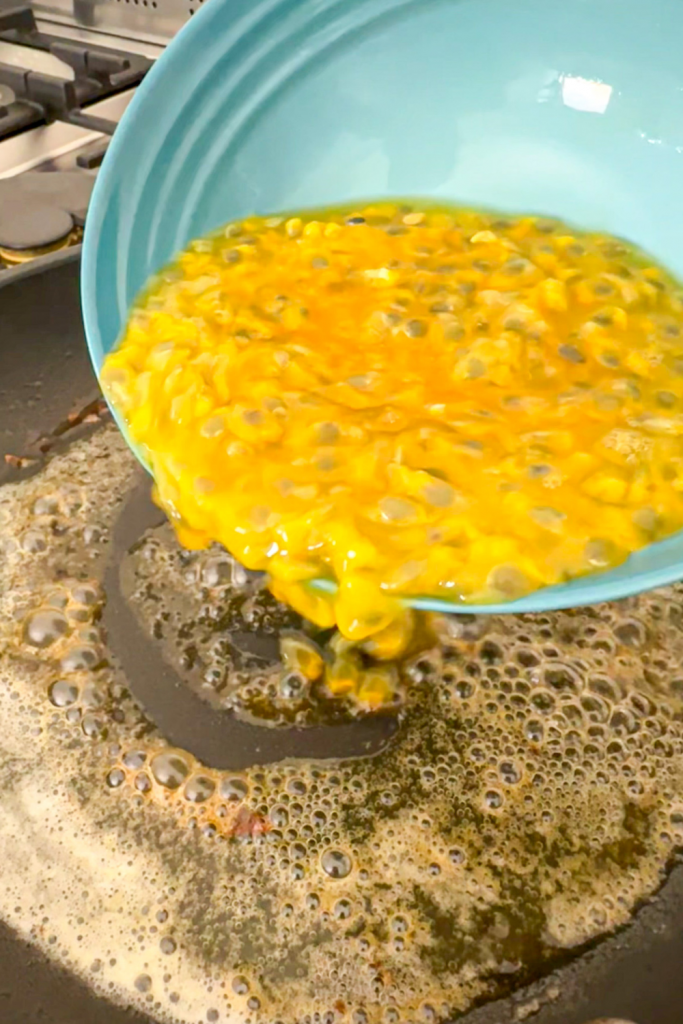 molho de maracujá sendo despejado na frigideira com mel e manteiga