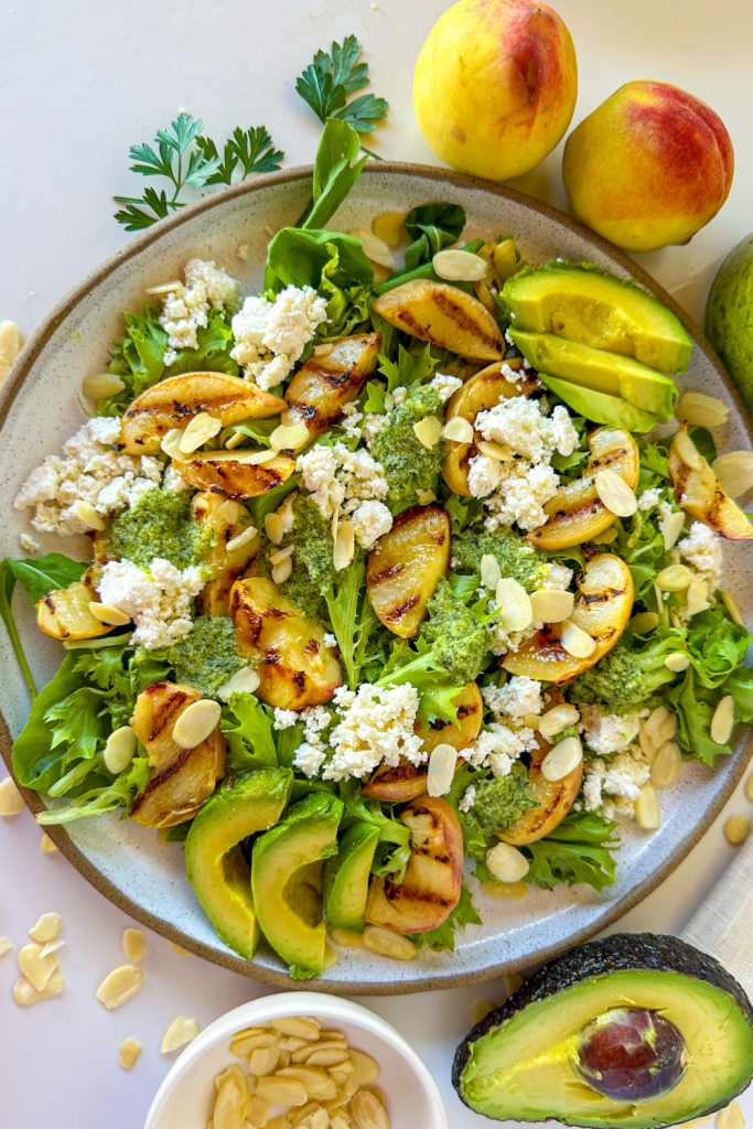 salada de pêssego grelhado no prato com molho pesto
